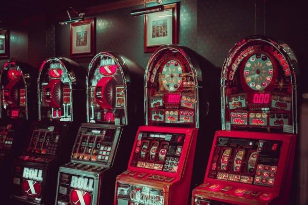 Slot Machine Odds: The House Edge Online vs. Land Casinos